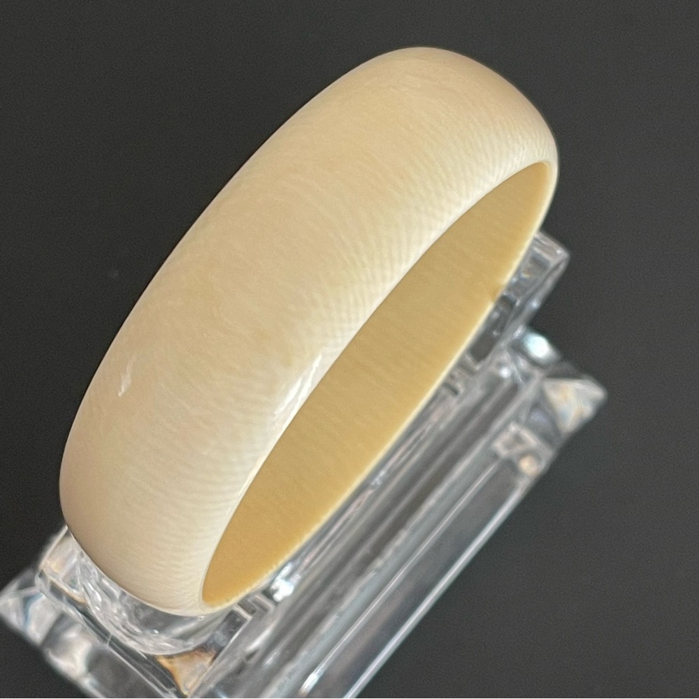 Vintage genuine Ivory bangle bracelet. - Picture 6 of 14
